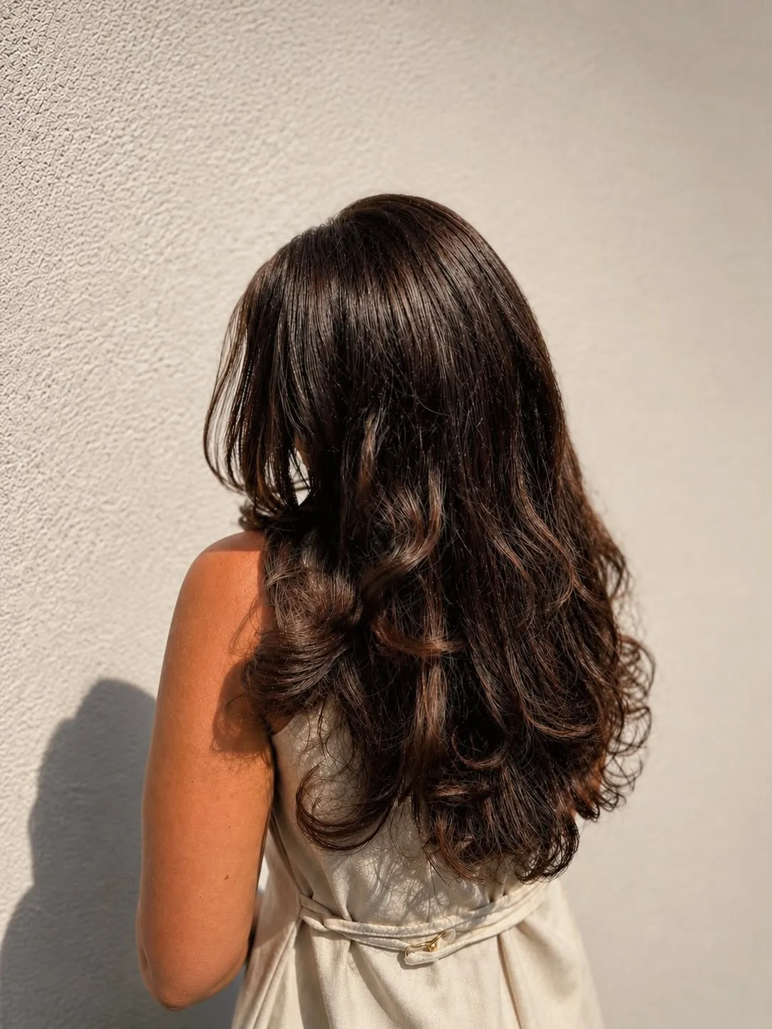 Langhaar-Styling mit weichen Wellen, frisch aus dem Stuhl