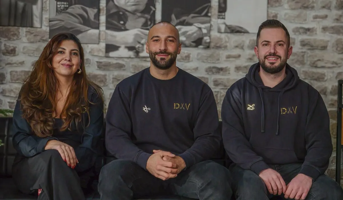Aysun, Deno und Mehmet auf dem Sofa im Salon